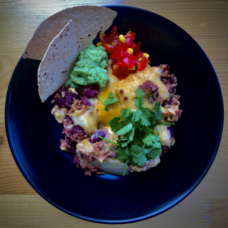 Mexikanischer Bohnen-Kartoffel Auflauf mit Käsesauce und knusprigen ...